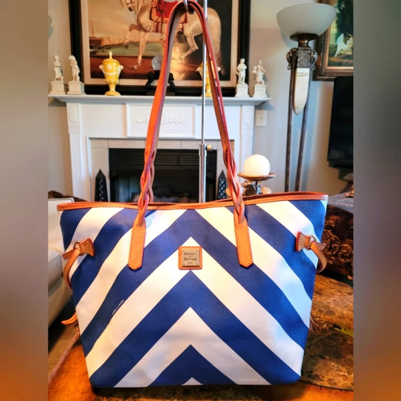 Dooney & Bourke Handbags - Dooney & Bourke shoulder bag.